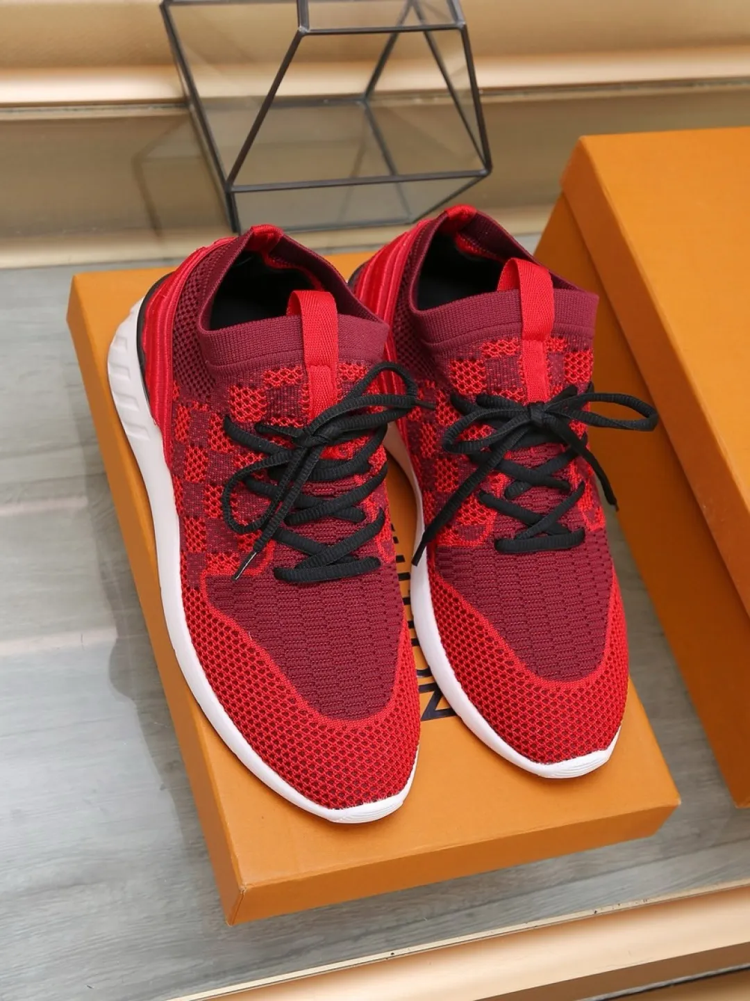Men's shoes 💰P420💰"LOUI* VUITTO*" latest popular men's casual shoes ✔️This model is made of the original breathable fly woven fabric. The real thing is super shiny⚡️ Fashionable and versatile. The toe last shape is firm and full. The soles are LV original molds and can be put in and out at will. It is light and comfortable for the foot~Purely handmade, details determine the quality! Size:38-44